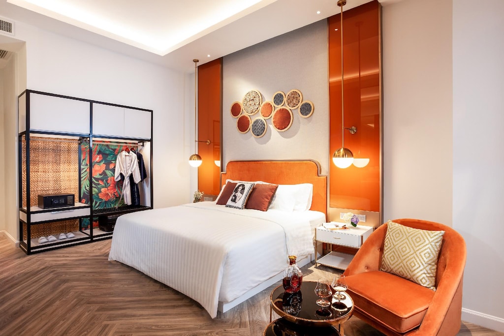 LA SEINE HOTEL